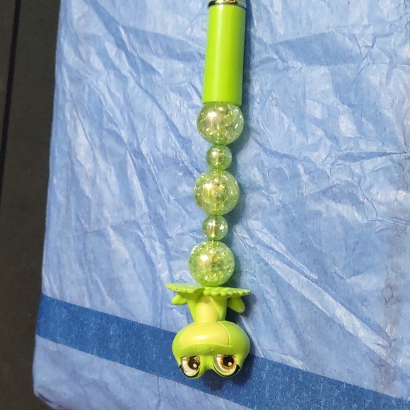 HOMEMADE DISNEY DOORABLES PRINCESSES TIANA (FROG) BEADED PEN - Picture 5 of 7